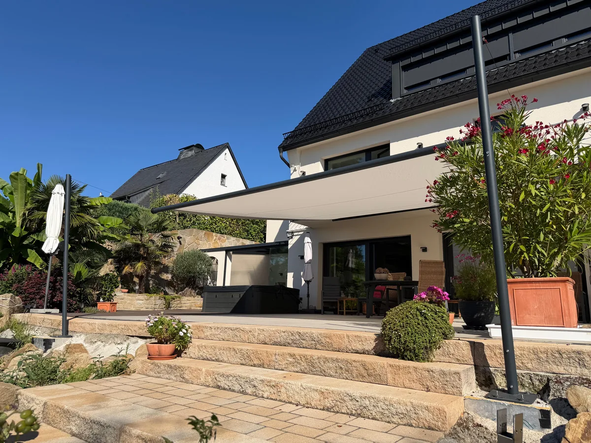 SHADE INOX über einer Terrasse, seitliche Ansicht mit zwei schlanken Stützsäulen