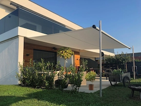 SHADE INOX rollbares Sonnensegel über einer Terrasse