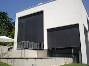 SOMBRA Rollvorhang an der Fassade