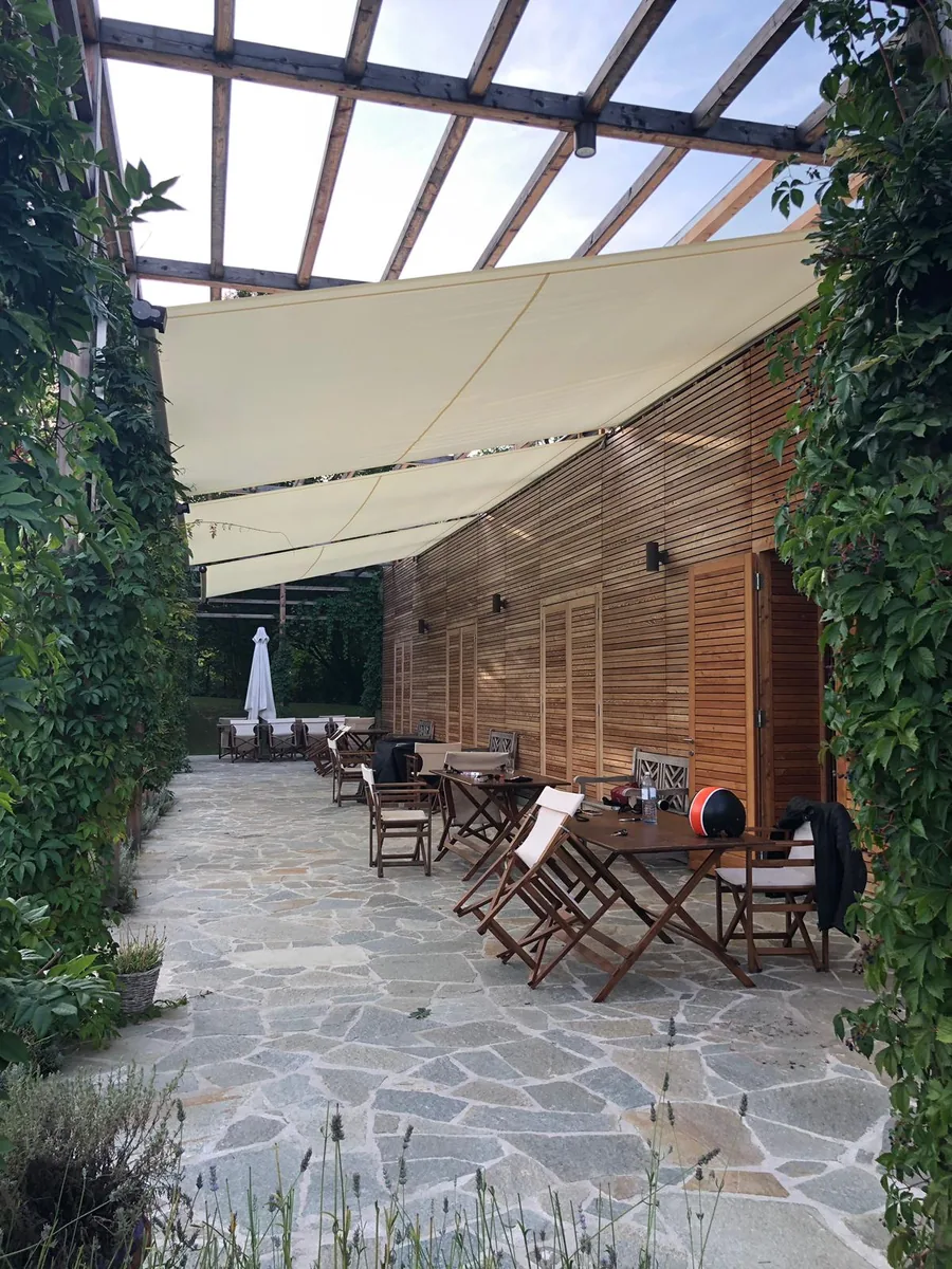 SHADE STRUCTURE als Unterglasbeschattung: Segelmembrane unter dem Glasdach einer begrünten Pergola